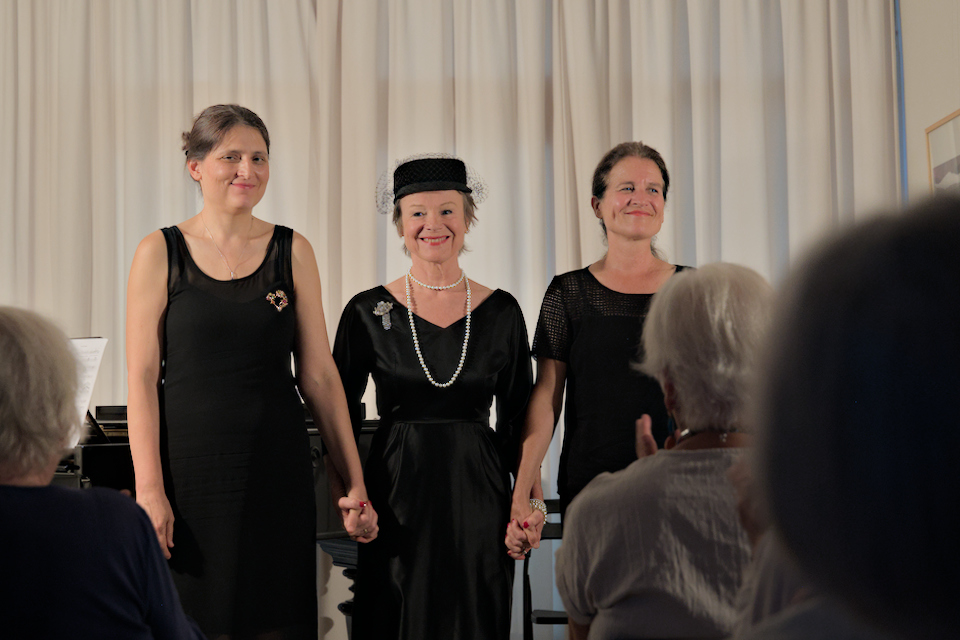 Concert Mel Bonis photo avec de g à d : Anaït Karpova, Sophie de Tillesse, Marie-Noëlle de Callataÿ